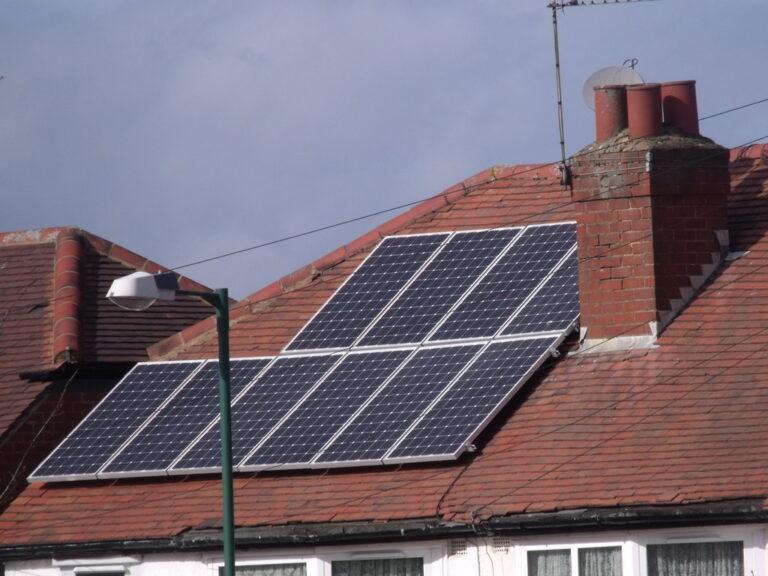 Paneles solares fotovoltaicos instalados en el techo de una casa