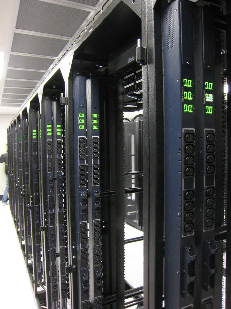 Rack de servidores, ilustración de infraestructura de hosting con errores