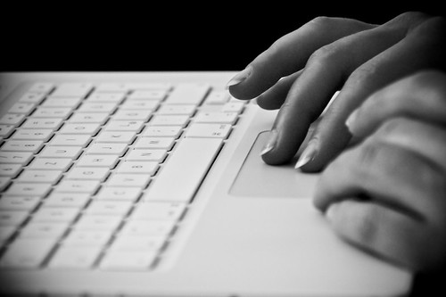 Persona escribiendo en un laptop, ilustración de creación de contenido para blogs
