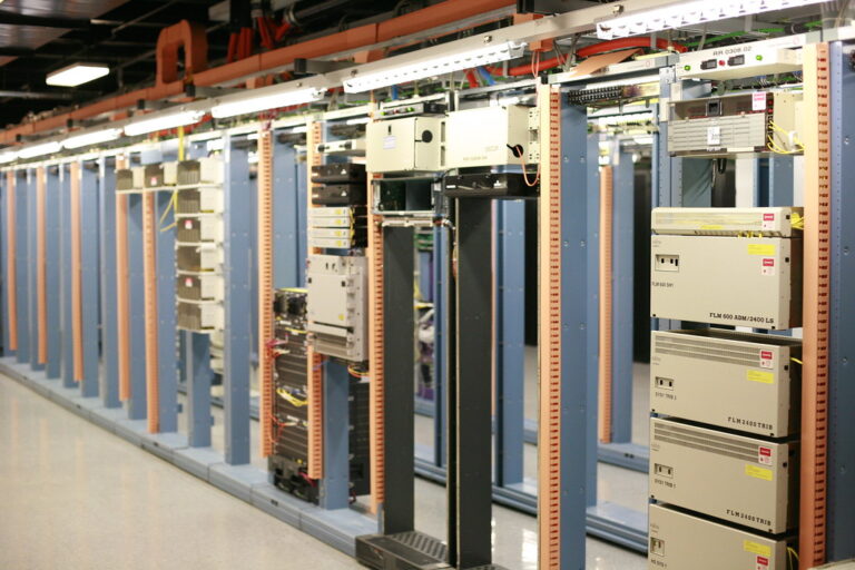 Racks de servidores en un data center, relacionado con errores 500 en WordPress