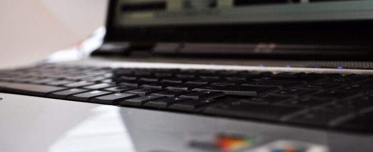 Computadora portatil en un escritorio de oficina, tecnologia para pymes