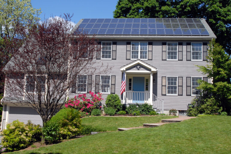Paneles solares fotovoltaicos instalados sobre el techo de un edificio