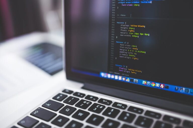 Primer plano de codigo de programacion en la pantalla de una laptop