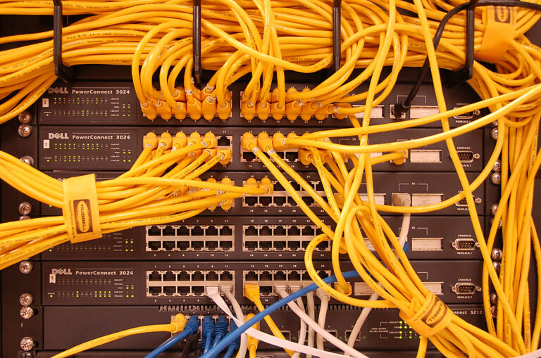 Cables de red conectados a un switch, representando la infraestructura del servidor detras de un sitio WordPress lento