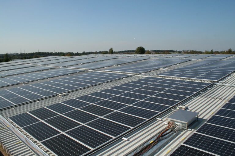 Paneles solares instalados en el techo de un edificio