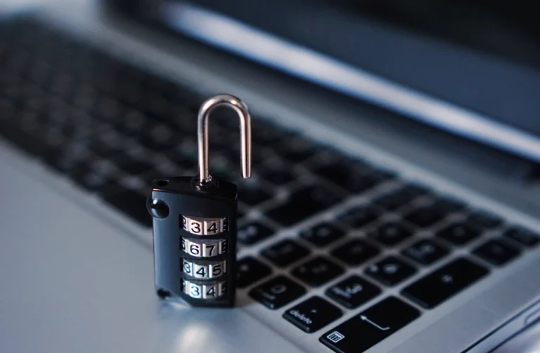 Laptop con un candado sobre el teclado, simbolo de seguridad web